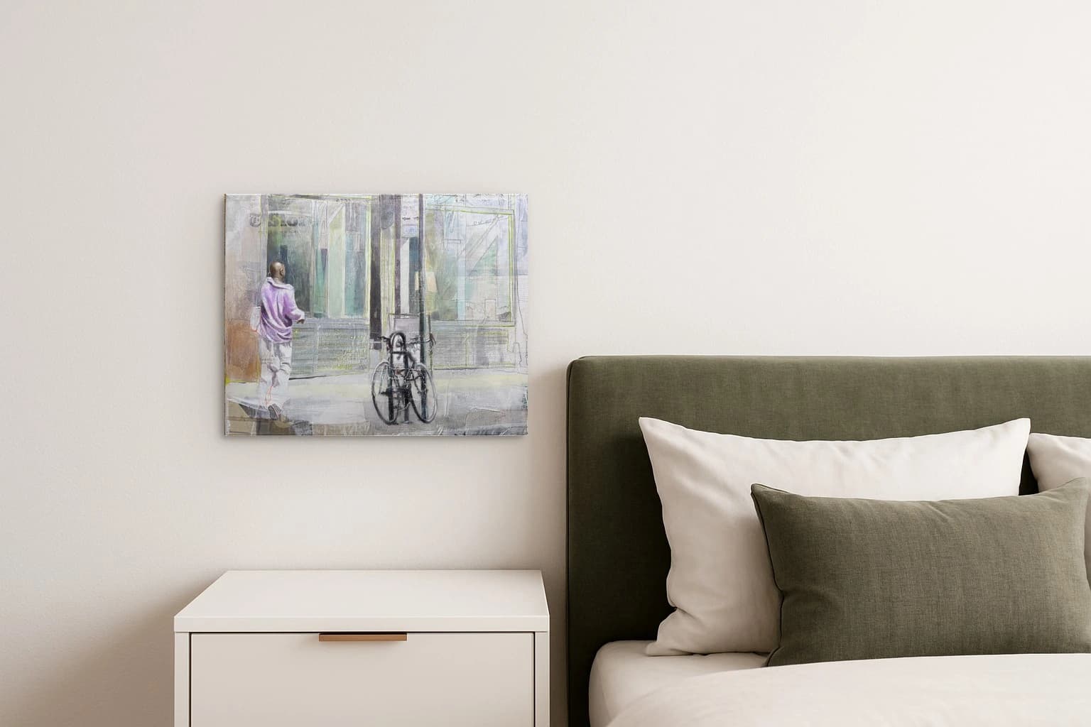 Ein Mann in lila Hemd geht vor einer Glasfassade, daneben steht ein Fahrrad vor der Tür, als Kunstwerk an der Wand eines Schlafzimmers.