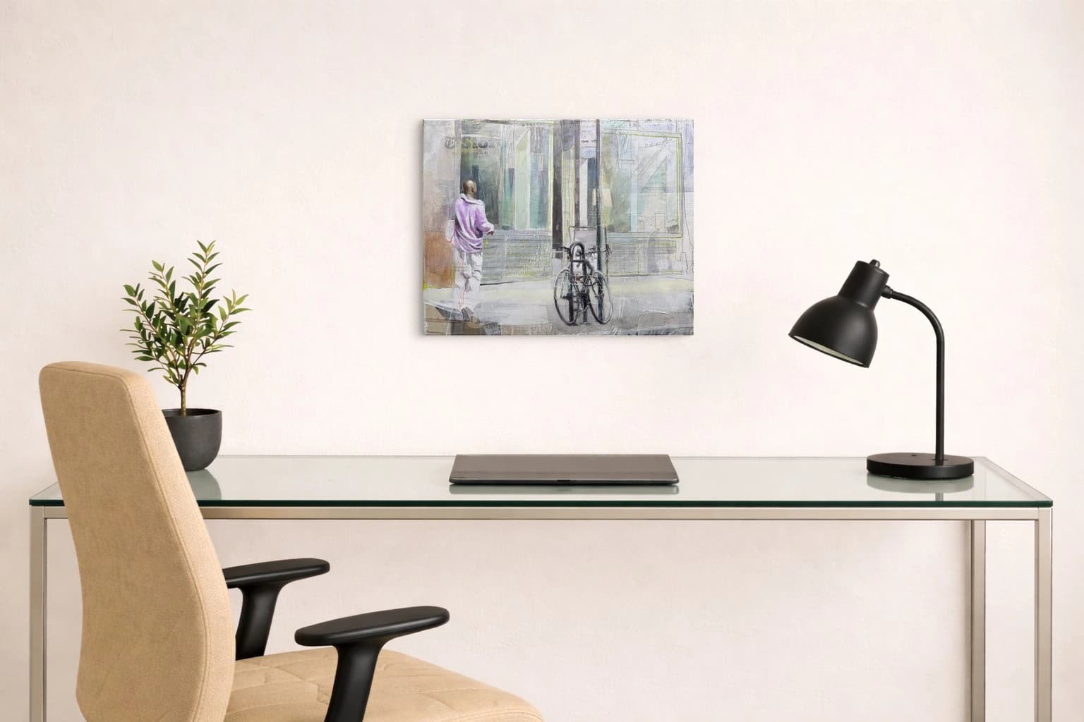 Ein Mann in lila Hemd geht vor einer Glasfassade, daneben ein Fahrrad vor der Tür, als Kunstwerk an der Wand eines Arbeitszimmers.