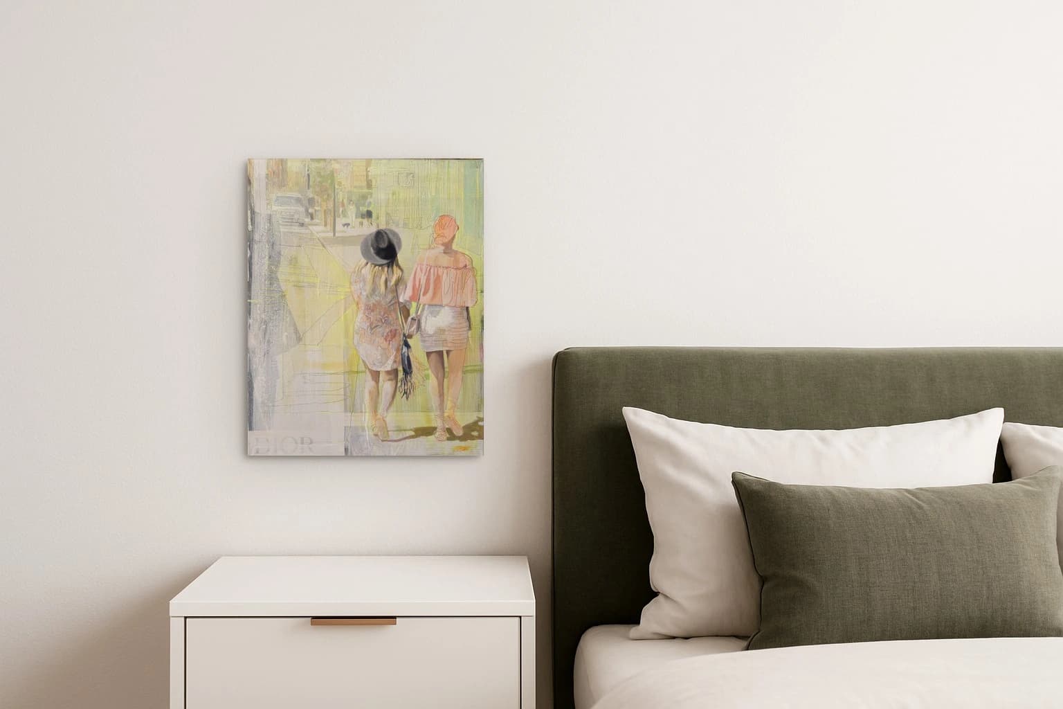 Zwei Frauen gehen Hand in Hand auf einer hellen Straße, als Kunstwerk an der Wand eines Schlafzimmers.