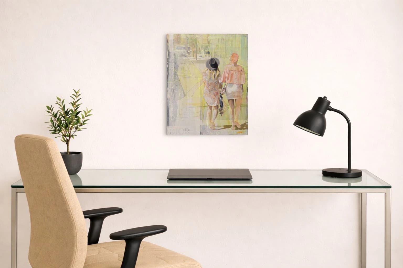 Zwei Frauen gehen Hand in Hand auf einer hellen Straße, als Kunstwerk an der Wand eines Büros.