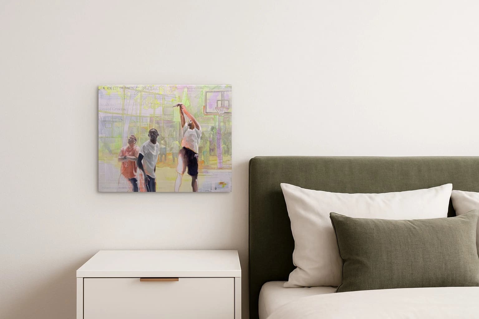 Drei Basketballspieler auf einem Platz, einer wirft rechts zum Korb, als Kunstwerk an der Wand eines Schlafzimmers.