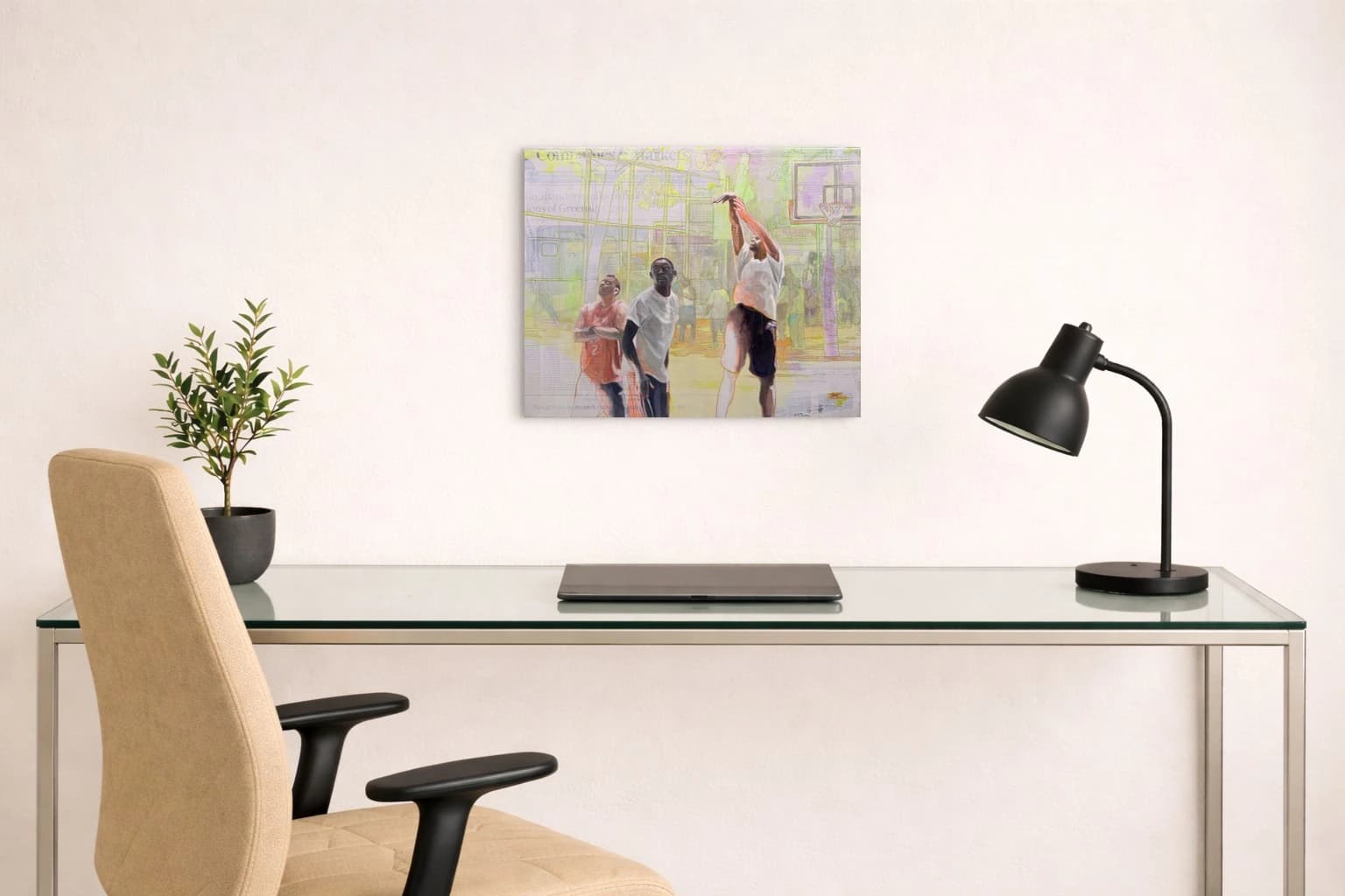 Drei Basketballspieler auf einem Platz, einer wirft rechts zum Korb, als Kunstwerk an der Wand eines Raums.