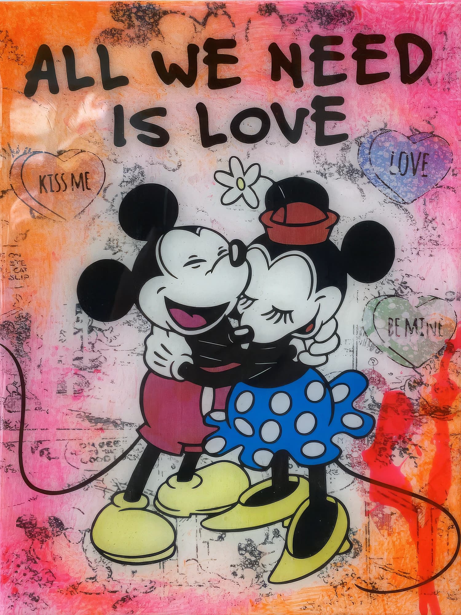 Mickey und Minnie umarmen sich vor dem Schriftzug ALL WE NEED IS LOVE, mit Herzsymbolen auf pinkem Hintergrund.