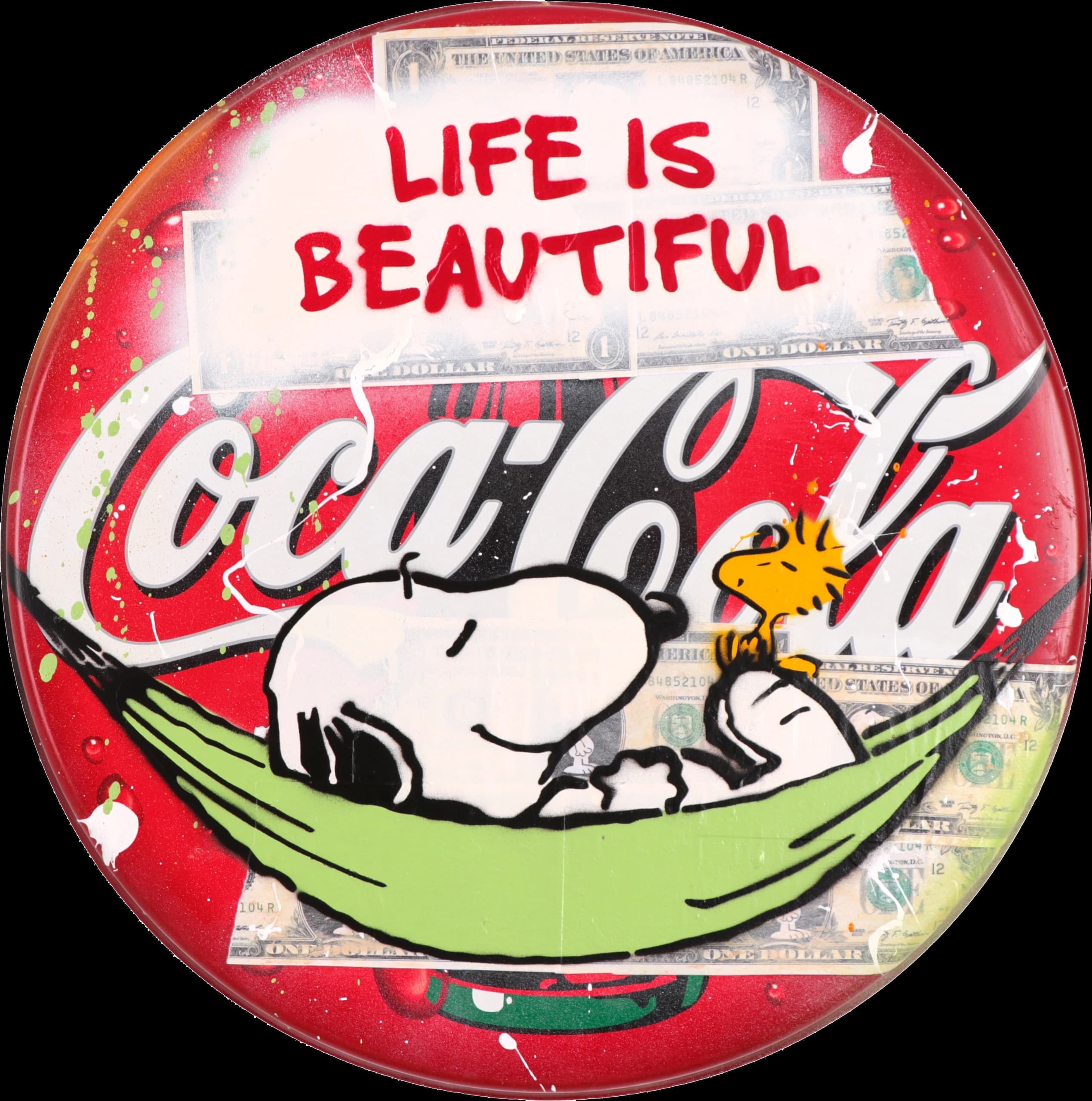 Rotes rundes Coca-Cola-Schild mit Snoopy und Woodstock in grüner Hängematte und dem Text „LIFE IS BEAUTIFUL“.