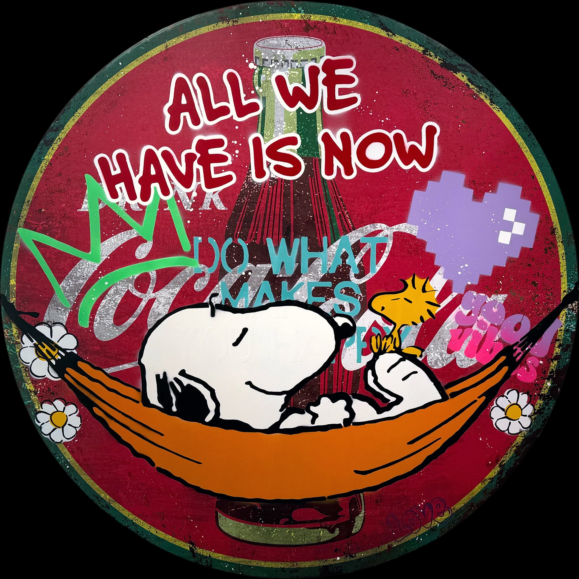 Snoopy und Woodstock liegen in einer orangefarbenen Hängematte vor rotem Hintergrund mit Text und Cola-Logo.