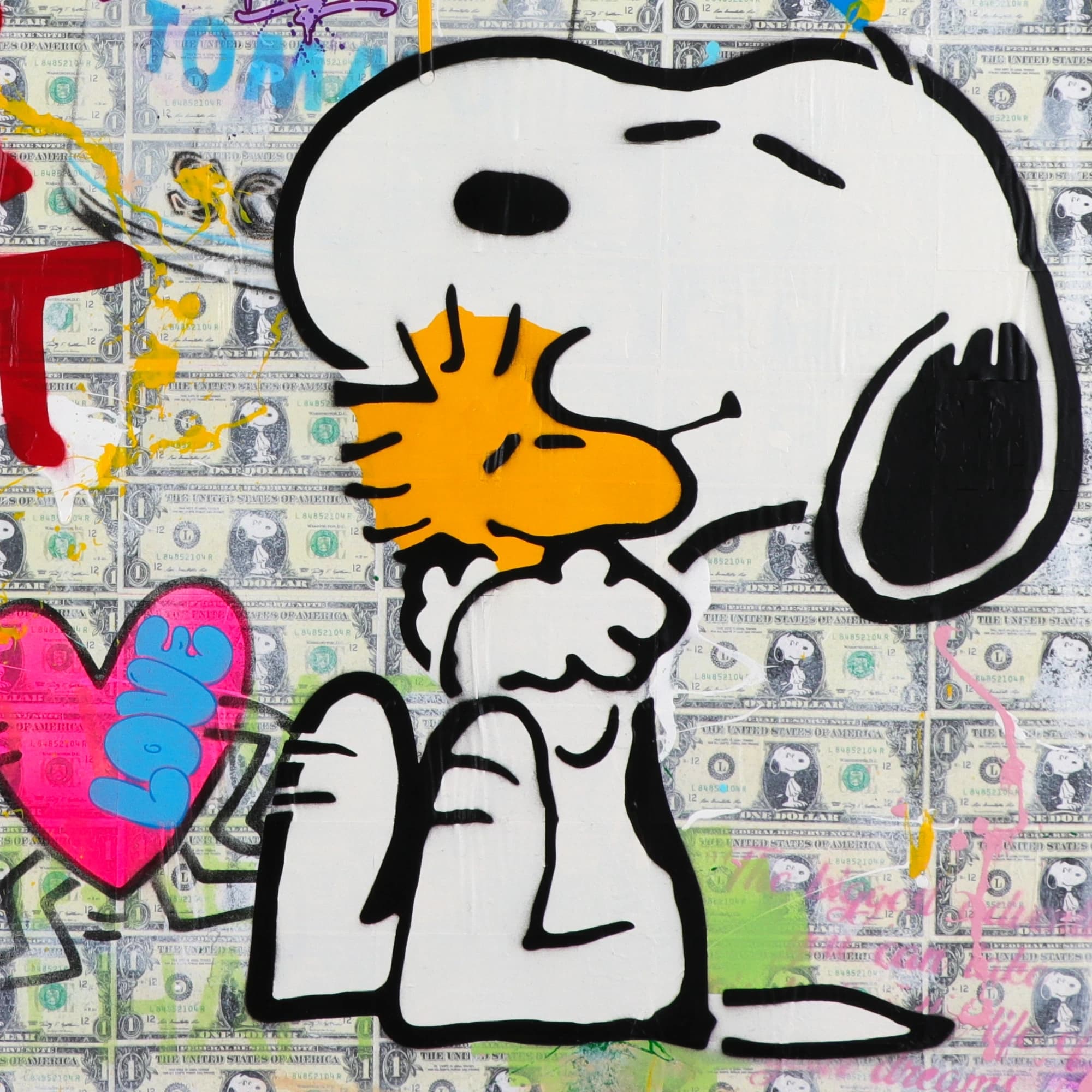 Snoopy sitzt vor einer Dollarschein-Collage mit Farbspritzern und einem pinken Herz links unten.