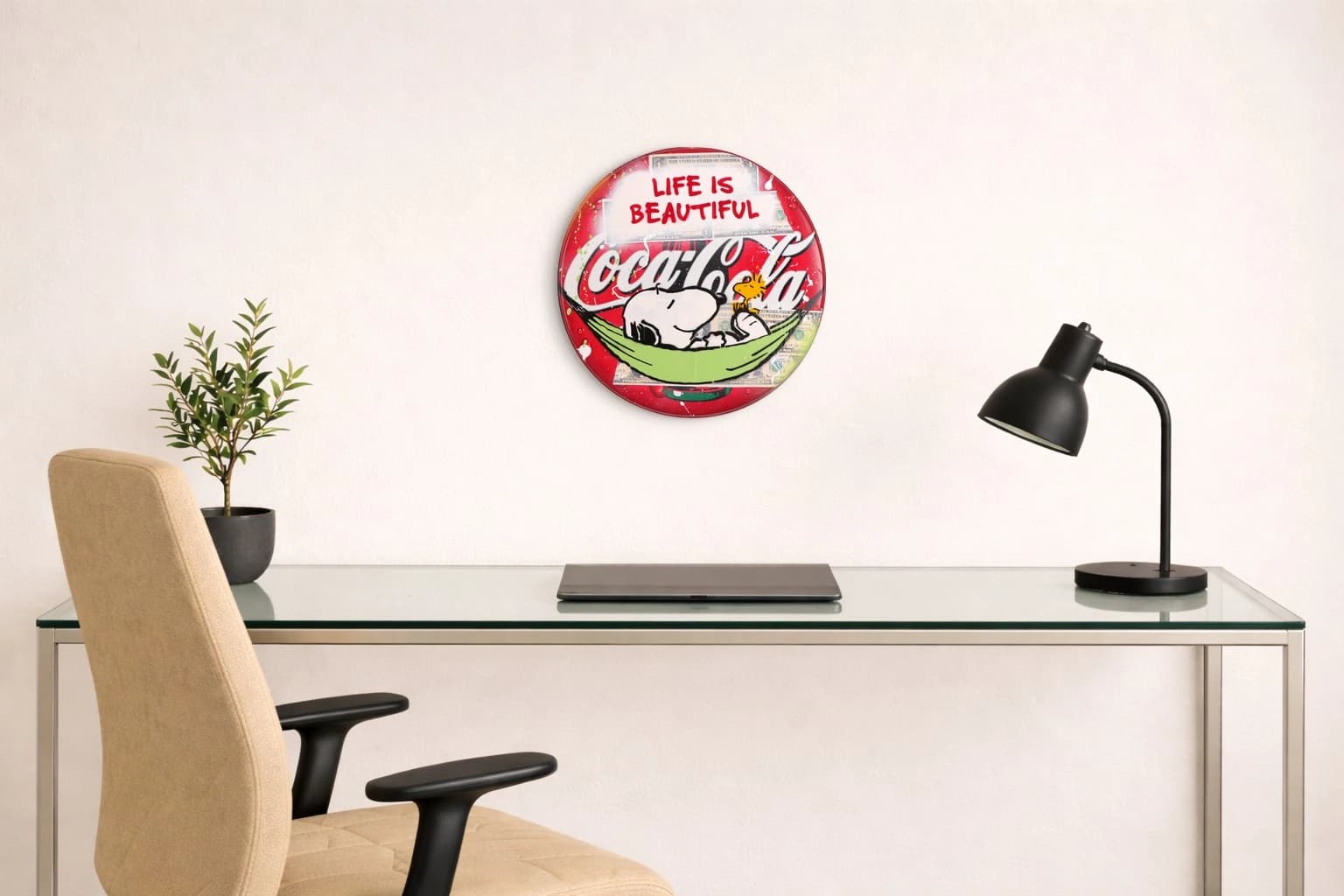 Rotes Coca-Cola-Schild mit Snoopy und Woodstock in grüner Hängematte und dem Text „LIFE IS BEAUTIFUL“, als Kunstwerk an der Wand eines hellen Arbeitszimmers.