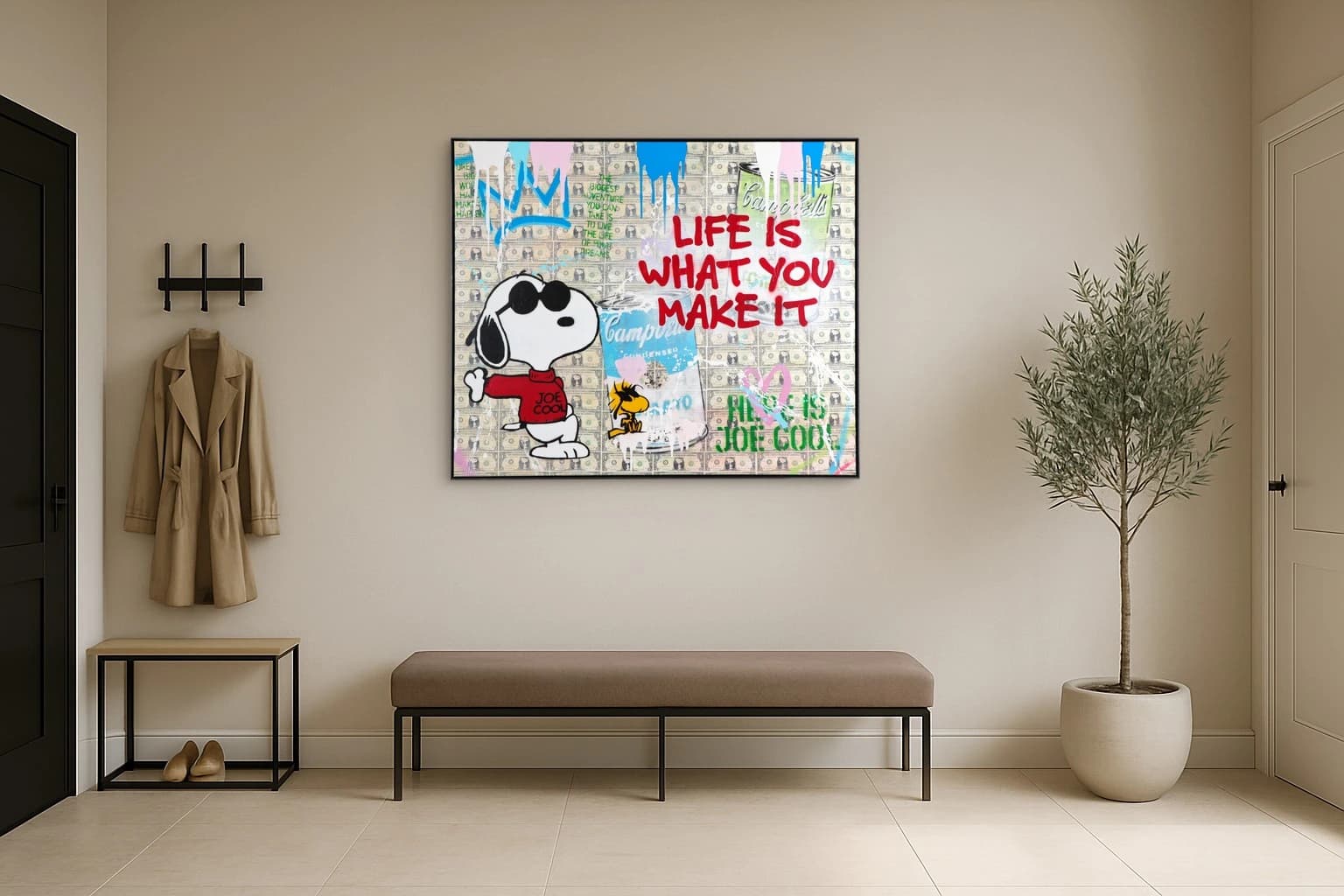 Snoopy im roten Pullover steht links vor Geldscheinen und rotem Schriftzug, als Kunstwerk an der Wand eines hellen Flurs.