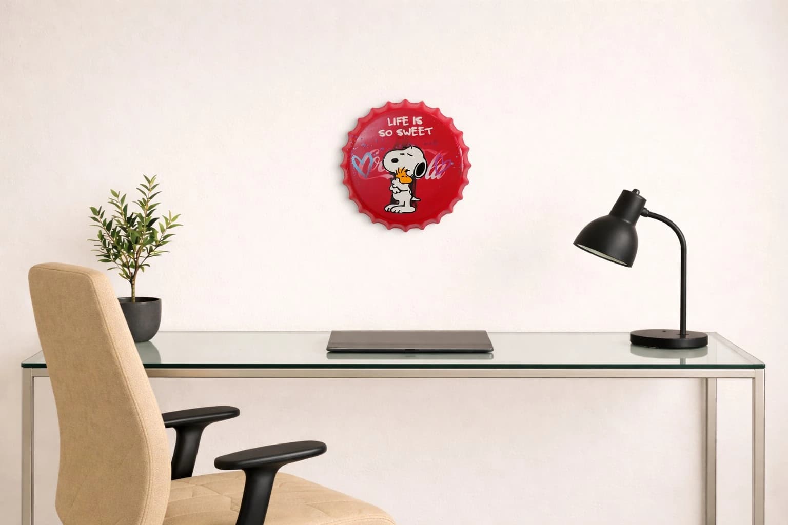 Roter Flaschenverschluss mit Snoopy und Woodstock und dem Schriftzug Life is so sweet, als Kunstwerk an der Wand eines Büros.