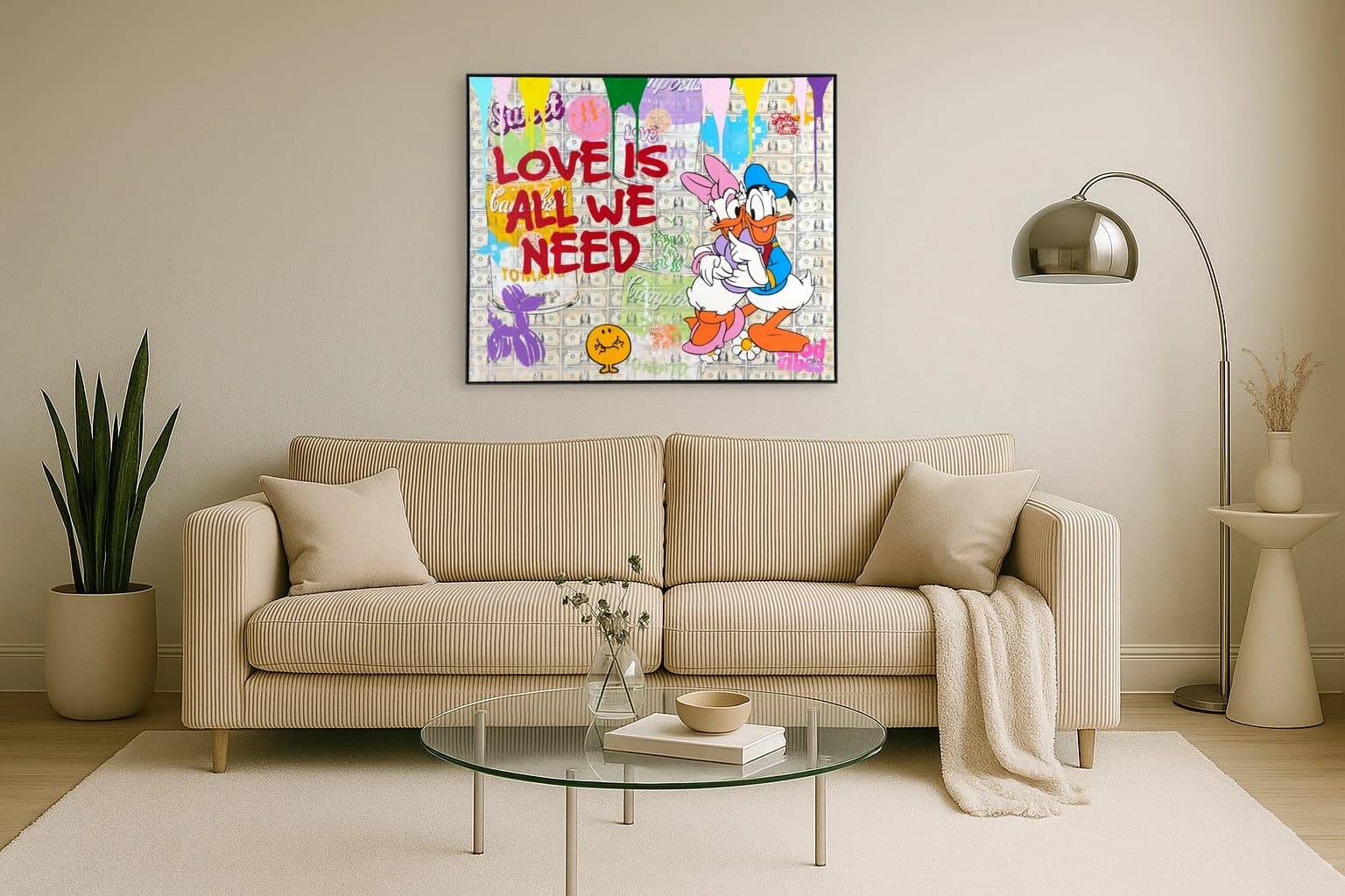Donald und Daisy Duck stehen rechts vor Geldscheinen mit rotem Schriftzug und Farbspritzern, als Kunstwerk an der Wand eines hellen Wohnzimmers.