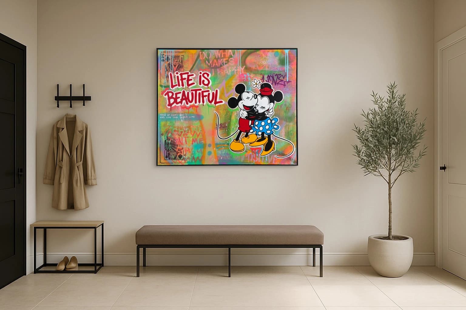 Mickey und Minnie umarmen sich vor buntem Graffiti mit rotem Schriftzug, als Kunstwerk an der Wand eines hellen Flurs.