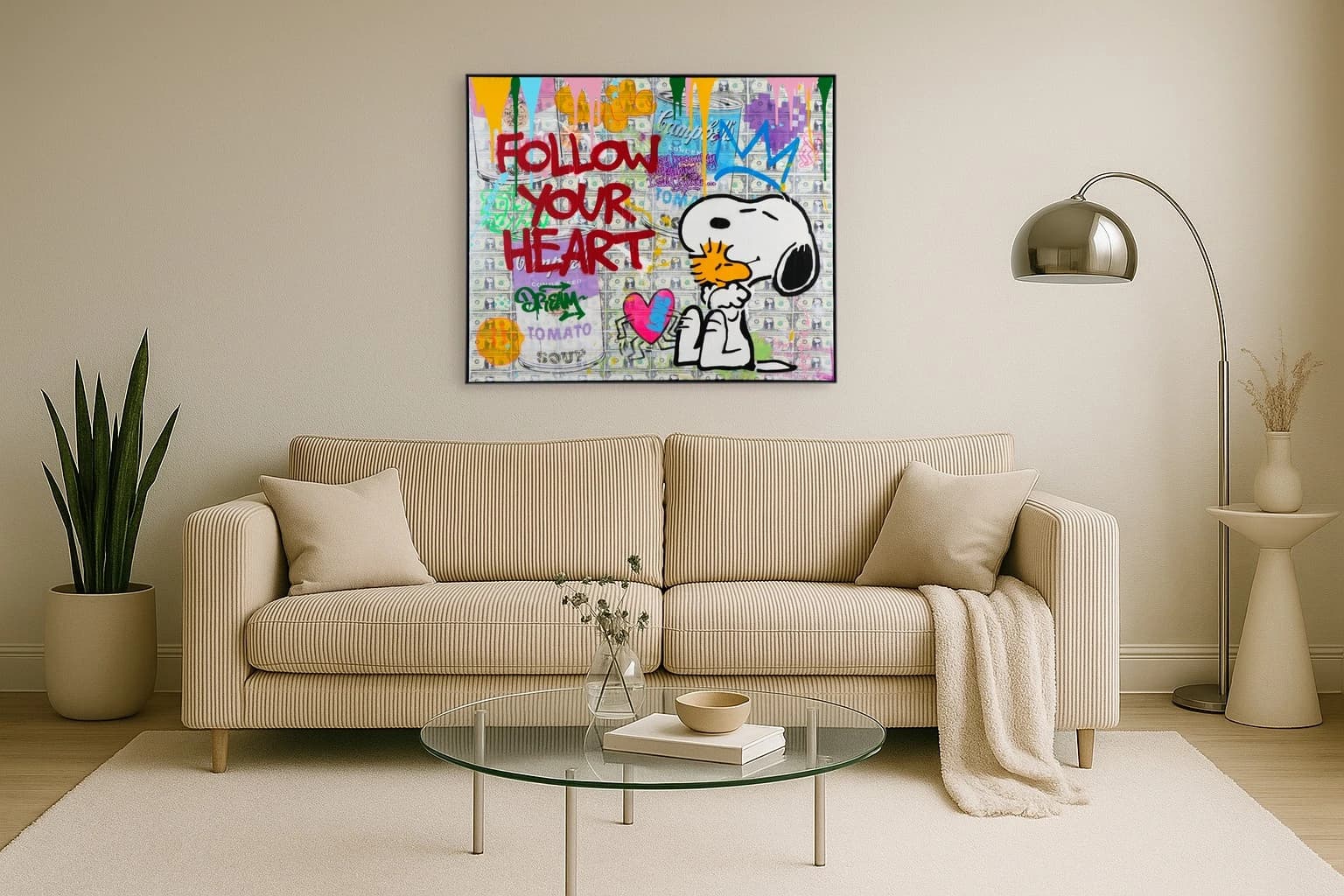 Snoopy sitzt rechts, links steht Follow Your Heart über Dollarscheinen mit Graffiti und Herz, als Kunstwerk an der Wand eines hellen Wohnzimmers.