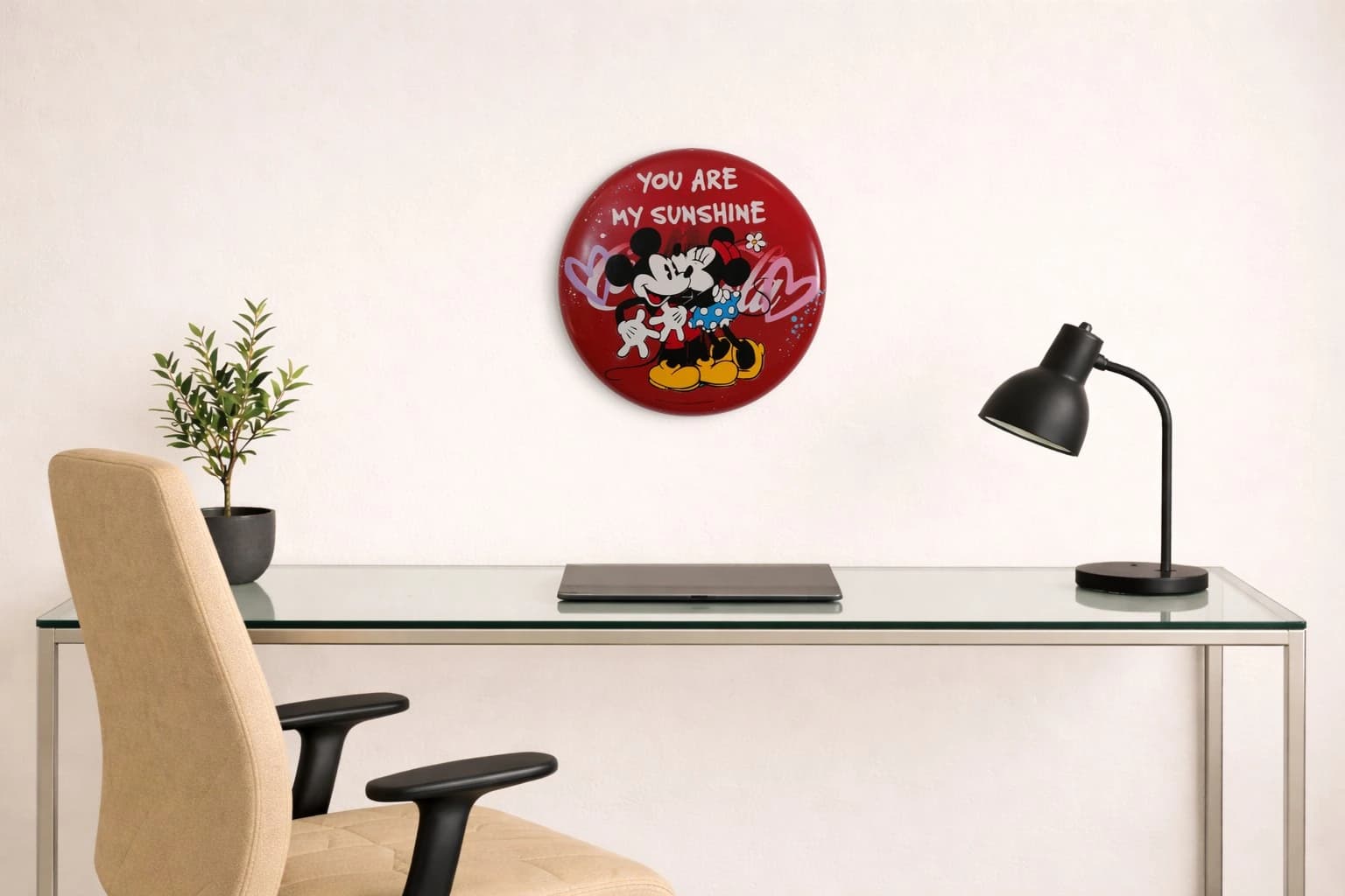 Mickey und Minnie vor rotem Hintergrund mit weißem Schriftzug und Herzen, als Kunstwerk an der Wand eines hellen Raums.