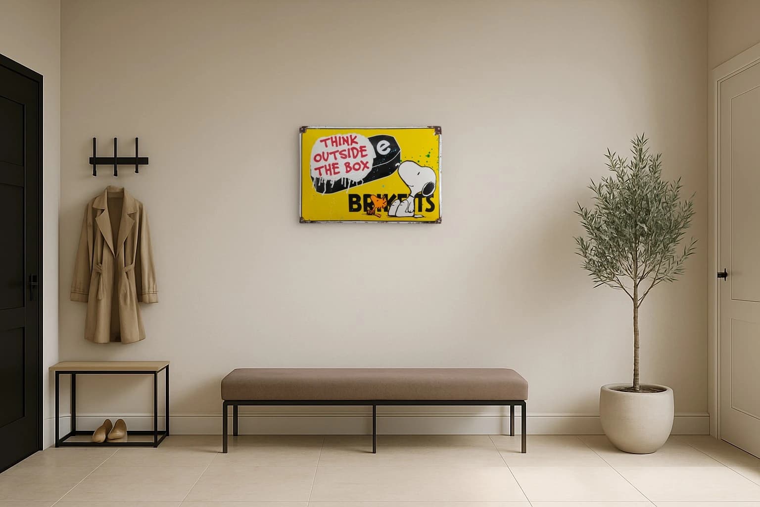 Gelbes Snoopy-Schild mit schwarzer Box und rotem Text „THINK OUTSIDE THE BOX“ vor „BROOKLYN“, als Kunstwerk an der Wand eines hellen Raums.