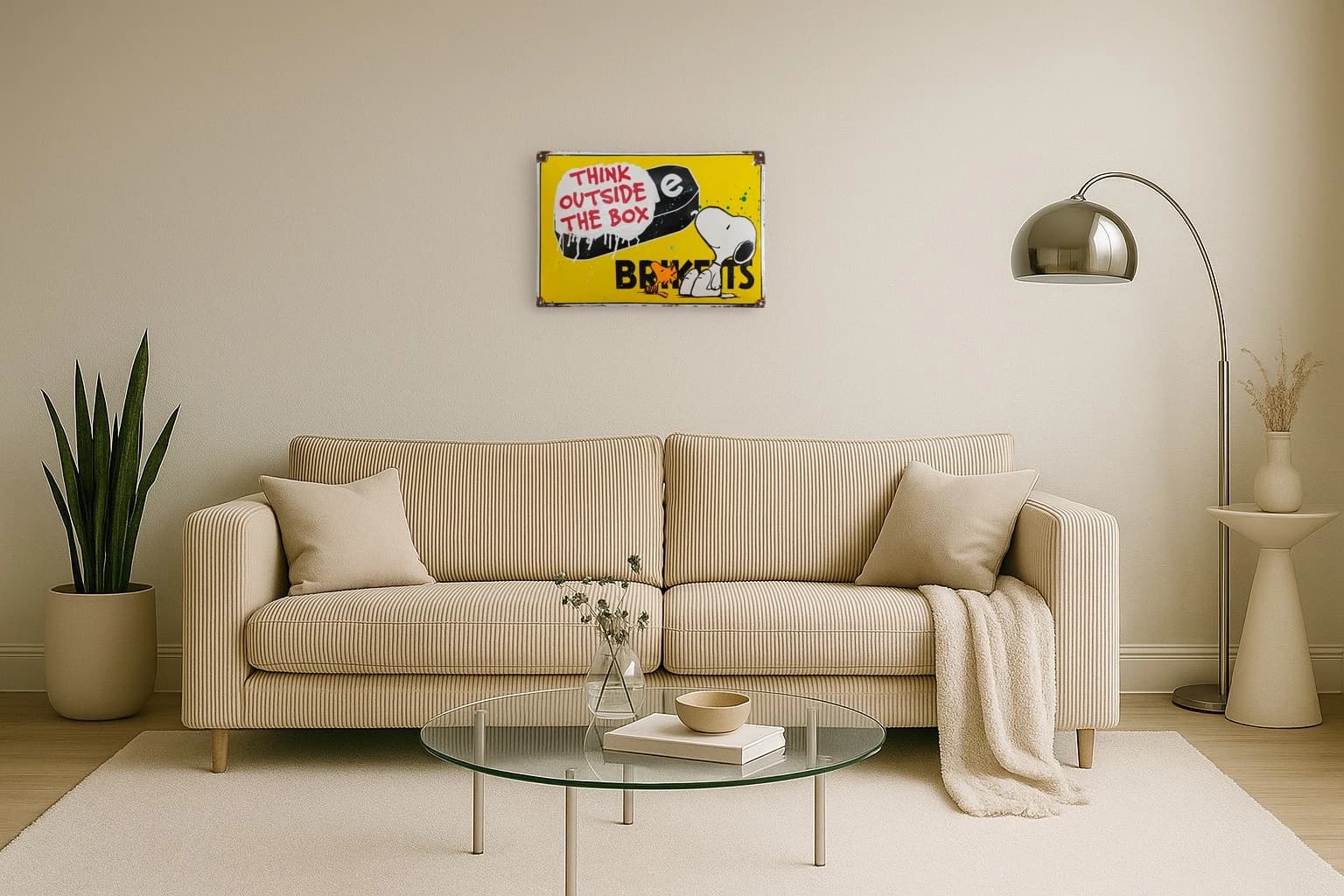 Gelbes Schild mit Snoopy, schwarzer Box und rotem Text vor BROOKLYN, als Kunstwerk an der Wand eines hellen Wohnzimmers.