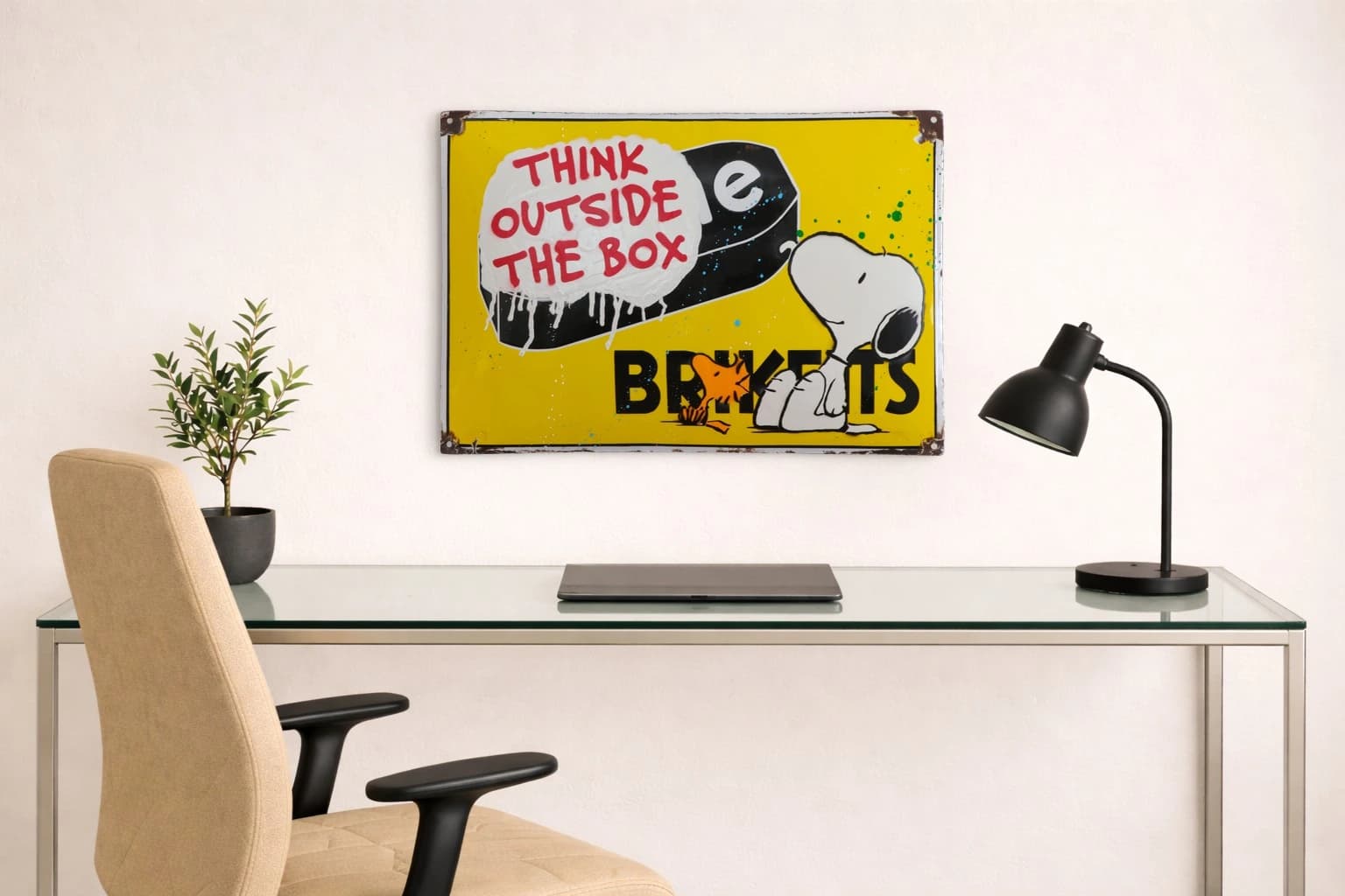 Gelbes Schild mit Snoopy, schwarzer Box und rotem Text „THINK OUTSIDE THE BOX“ vor BROOKLYN, als Kunstwerk an der Wand eines hellen Arbeitszimmers.