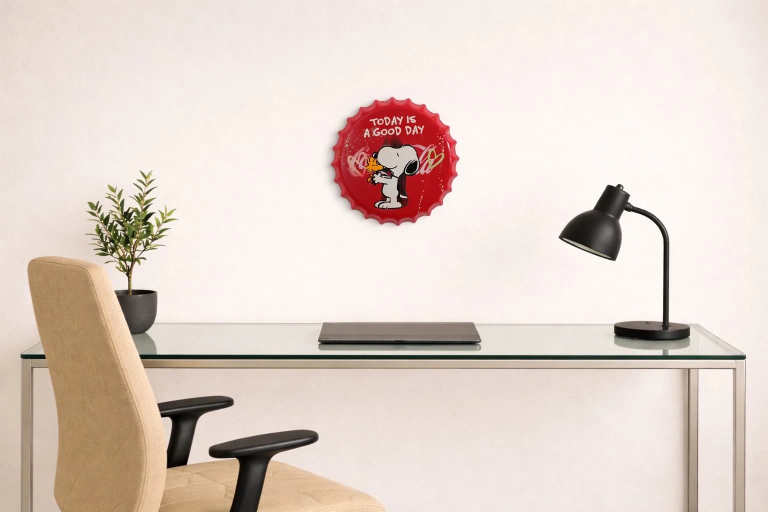 Snoopy umarmt Woodstock auf einem roten Kronkorken mit weißem Text und Herzgrafiken, als Kunstwerk an der Wand eines hellen Raums.