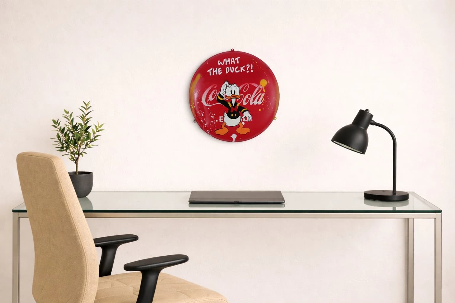 Rotes rundes Coca-Cola-Schild mit Donald Duck und dem Text „WHAT THE DUCK?!", als Kunstwerk an der Wand eines hellen Raums.