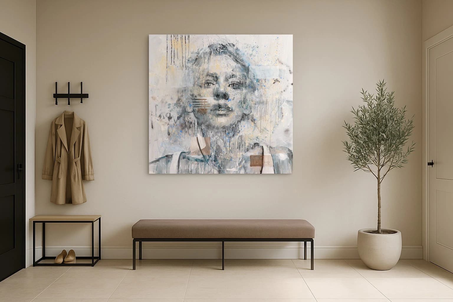 Porträt einer Frau mit grauem Gesicht vor hellem Hintergrund mit blauen Farbspritzern und Tropfen, als Kunstwerk an der Wand eines hellen Flurs.