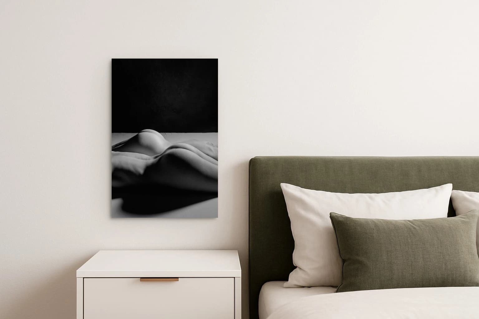 Schwarze Fotografie von zwei nackten Rücken auf hellem Tuch, als Kunstwerk an der Wand eines Schlafzimmers.