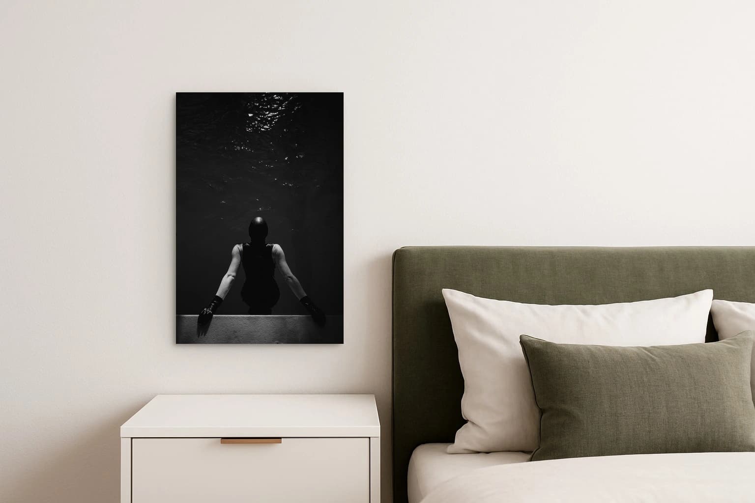 Dunkle Person im schwarzen Anzug lehnt an einer Mauer im Wasser unter Wellen, als Kunstwerk an der Wand eines Schlafzimmers.