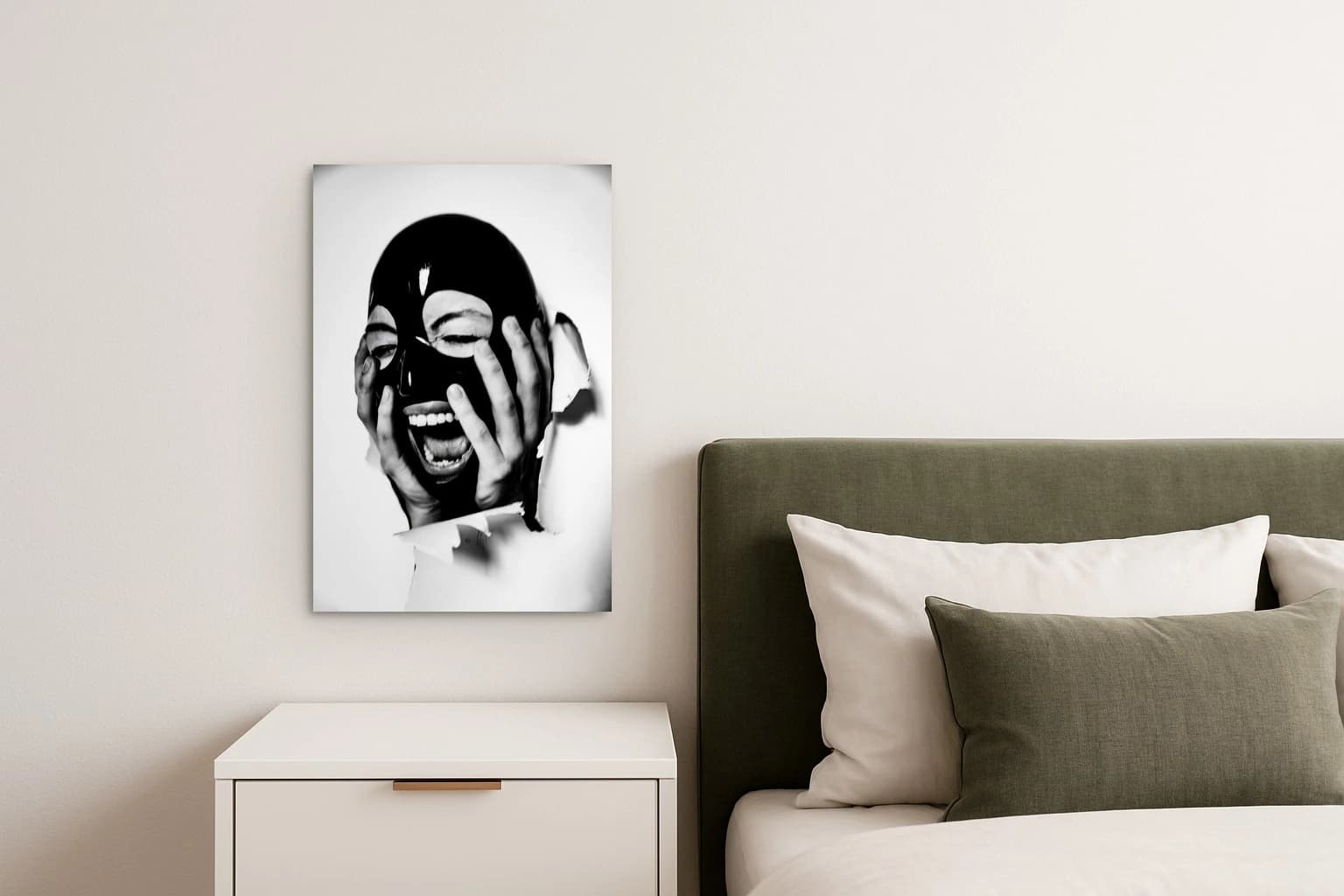 Person mit schwarzer Maske schreit, Hände an den Wangen, auf weißem Hintergrund mit gerissenen Rändern, als Kunstwerk an der Wand eines Schlafzimmers.