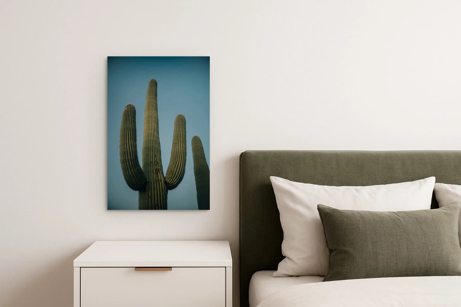 Vier hohe Säulenkakteen vor blauem Himmel, als Kunstwerk an der Wand eines Schlafzimmers.