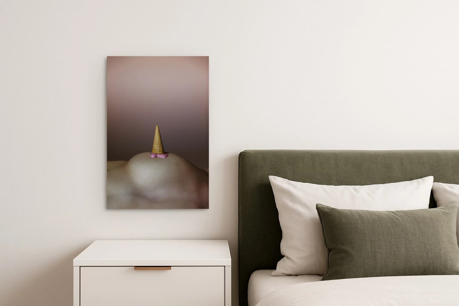Nackter Oberkörper mit Eistüte und rosa Creme vor braunem Hintergrund, als Kunstwerk an der Wand eines Schlafzimmers.