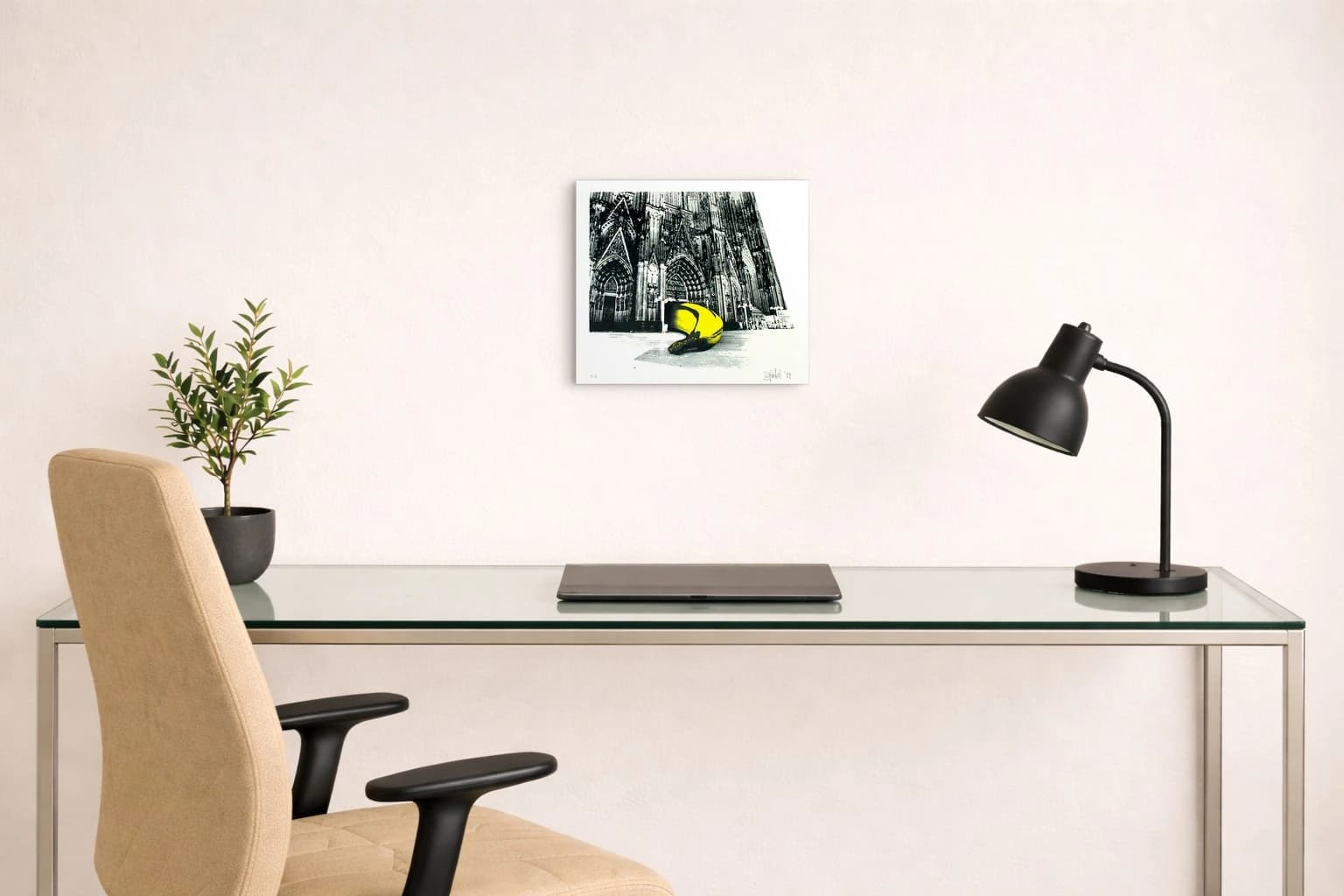 Gelbe Bananenschale vor schwarzweißer Kathedralfassade, als Kunstwerk an der Wand eines hellen Raums.