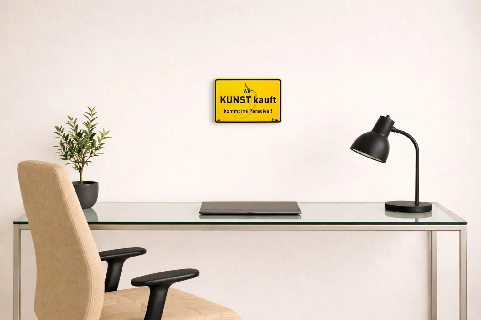 Gelbes Schild mit schwarzem Rand, Banane und dem Text Wer KUNST kauft kommt ins Paradies!, als Kunstwerk an der Wand eines Arbeitszimmers.