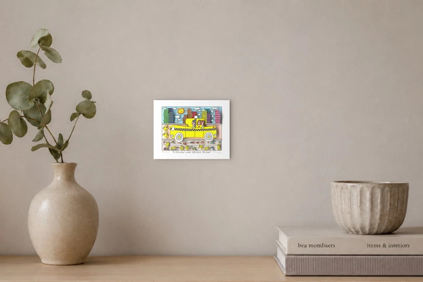 Gelbes Taxi mit drei Personen vor bunten Hochhäusern und kleinen gelben Vögeln, als Kunstwerk an der Wand eines hellen Raums.
