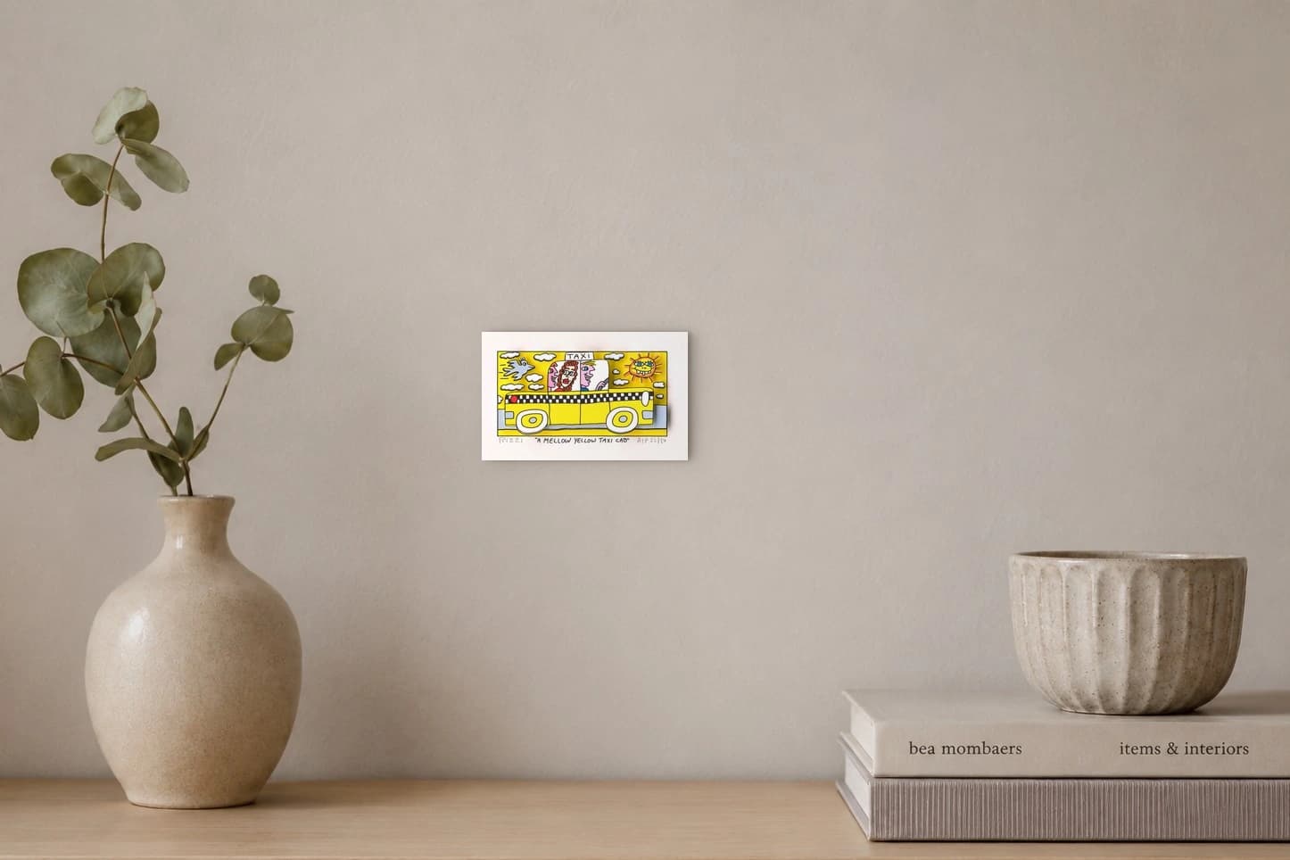 Gelbes Taxi mit drei Personen, Wolken, Vogel und Sonne vor gelbem Himmel, als Kunstwerk an der Wand eines hellen Raums.