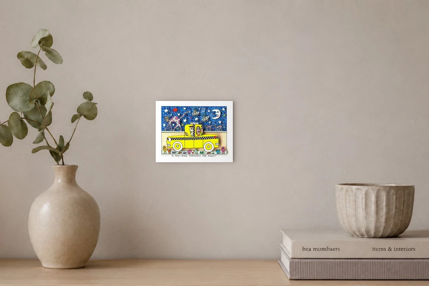 Gelbes Taxi mit drei Fahrgästen vor blauem Sternenhimmel mit Katzen und Monden, als Kunstwerk an der Wand eines hellen Raums.