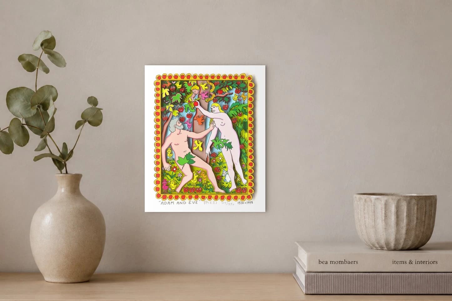 Adam und Eva nackt im Garten mit Vögeln, Äpfeln und Herzrahmen, als Kunstwerk an der Wand eines hellen Raums.