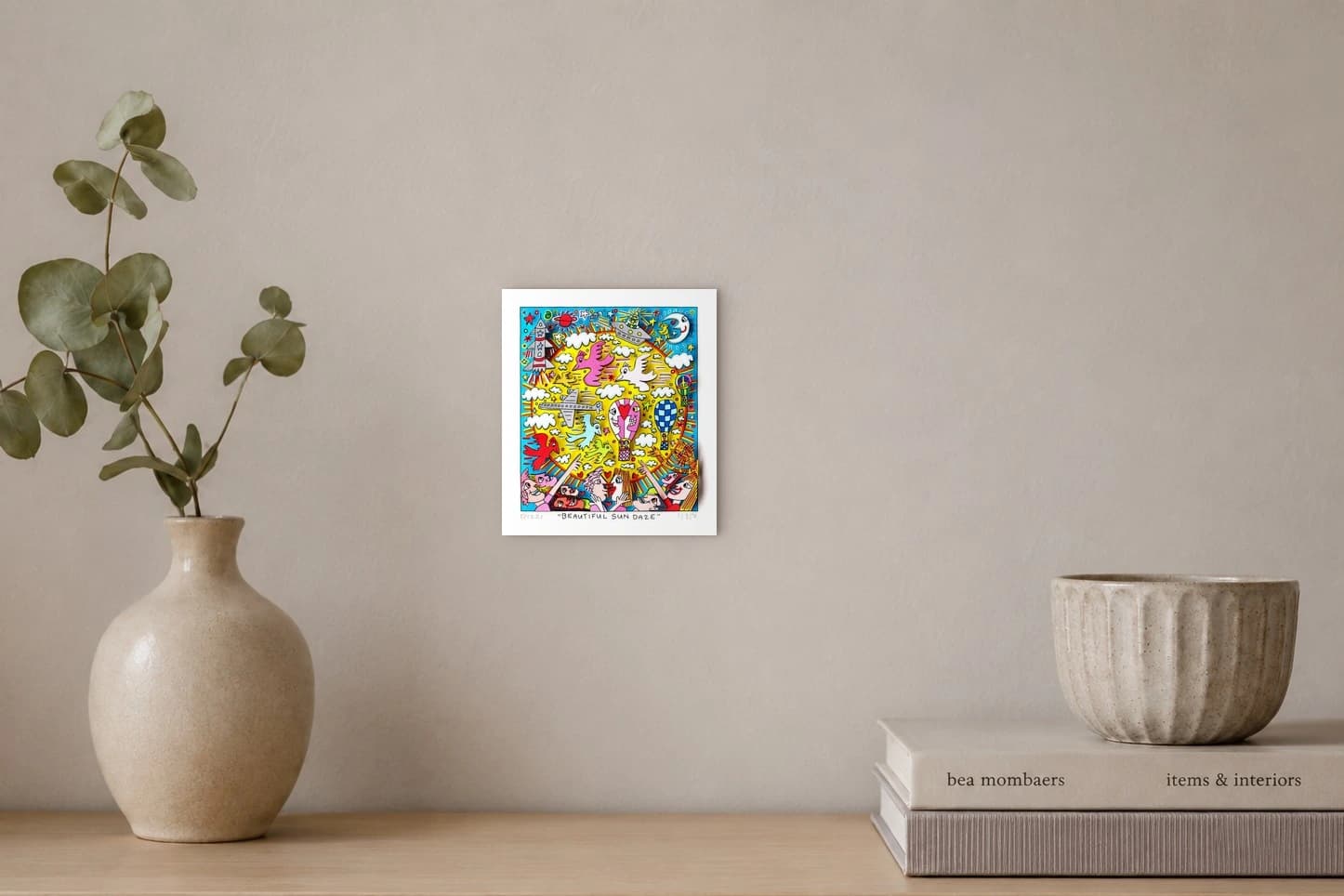 Bunte Fantasieszene mit Flugzeugen, Vögeln, Wolken, Heißluftballon und Figuren unter gelber Sonne, als Kunstwerk an der Wand eines hellen Raums.