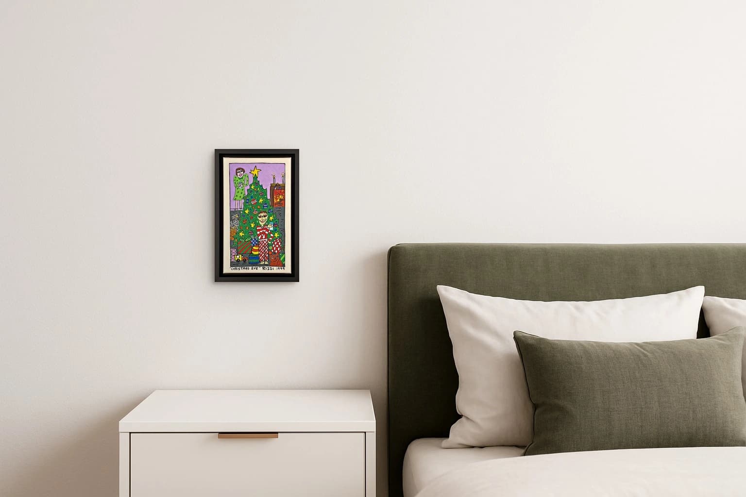Gerahmtes Weihnachtsbild mit drei Figuren, Baum, Geschenken und Kamin vor lila Hintergrund, als Kunstwerk an der Wand eines Schlafzimmers.