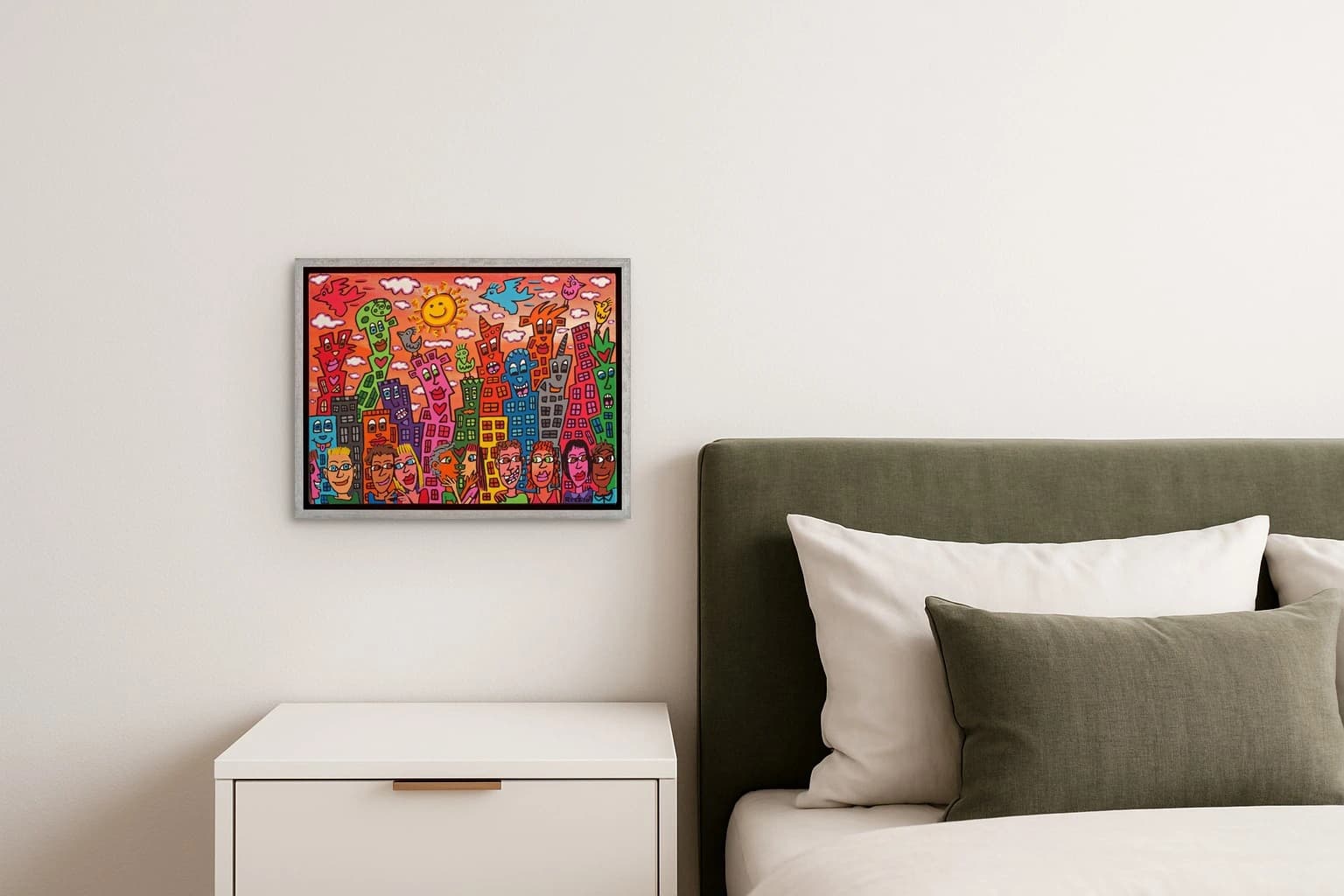Bunte Gesichter und Häuser unter Wolken und Sonne in einem gerahmten Bild, als Kunstwerk an der Wand eines Schlafzimmers.