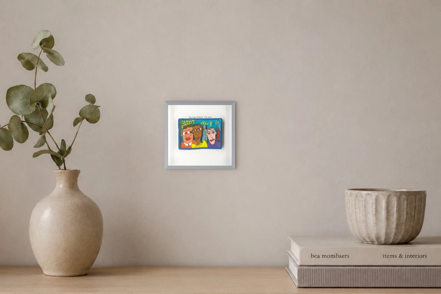 Gerahmtes Bild mit vier gezeichneten Gesichtern und „DO THE RIGHT THING“, als Kunstwerk an der Wand eines hellen Raums.