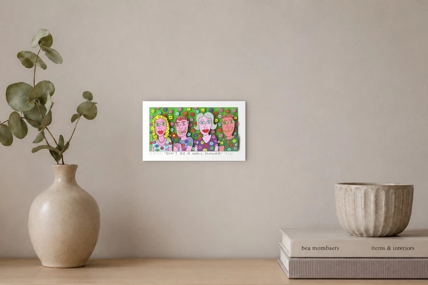 Vier bunte Porträts vor grünem Hintergrund mit vielen Blumen und links einer blonden Frau mit Perlenkette, als Kunstwerk an der Wand eines hellen Raums.