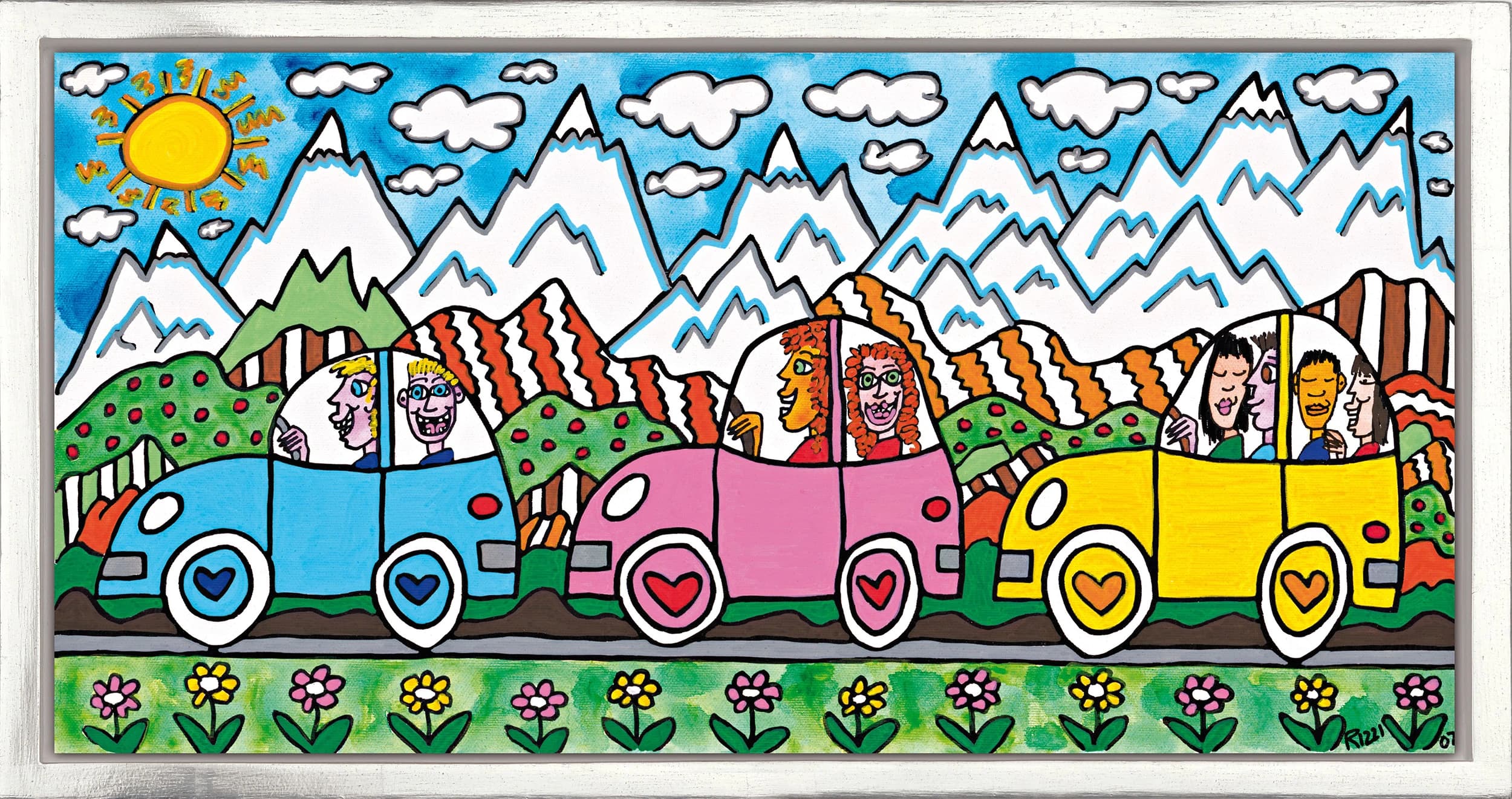 Drei bunte Autos mit fünf Personen vor schneebedeckten Bergen, Sonne, Wolken und Blumen.
