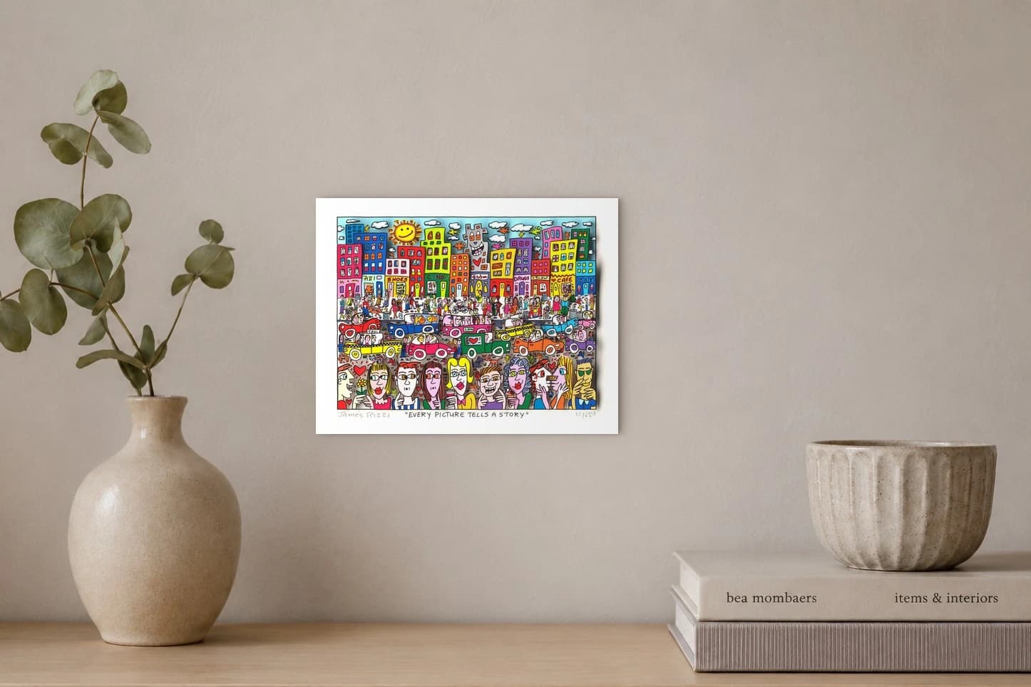 Bunte Stadt mit Häusern, Fußgängern, Taxis, Sonne und Turm, als Kunstwerk an der Wand eines hellen Raums.