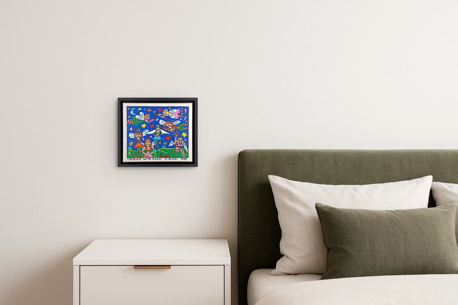 Gerahmtes Bild mit sechs Feen, Herzen, Sternen und Essen auf blauem Hintergrund, als Kunstwerk an der Wand eines Schlafzimmers.