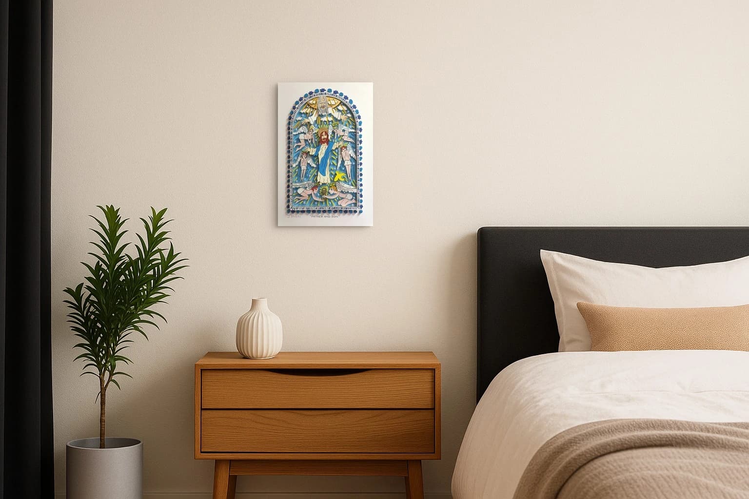 Gerahmte Zeichnung von Jesus mit Engeln vor blauem Himmel und Randornamenten, als Kunstwerk an der Wand eines Schlafzimmers.