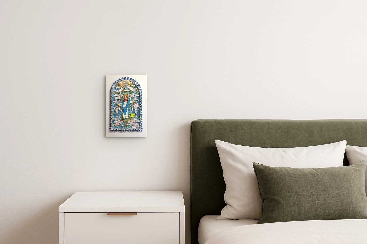 Gerahmte Zeichnung von Jesus mit Engeln im blauen Himmel, als Kunstwerk an der Wand eines hellen Schlafzimmers.