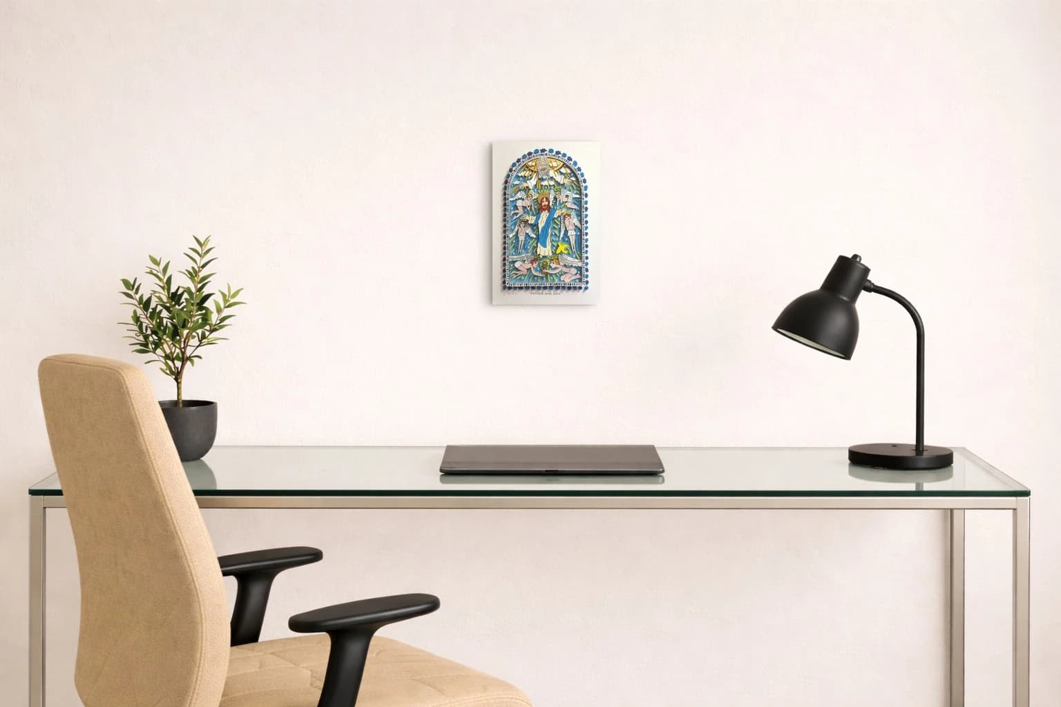 Gerahmte Zeichnung von Jesus mit Engeln vor blauem Himmel, als Kunstwerk an der Wand eines hellen Raums.