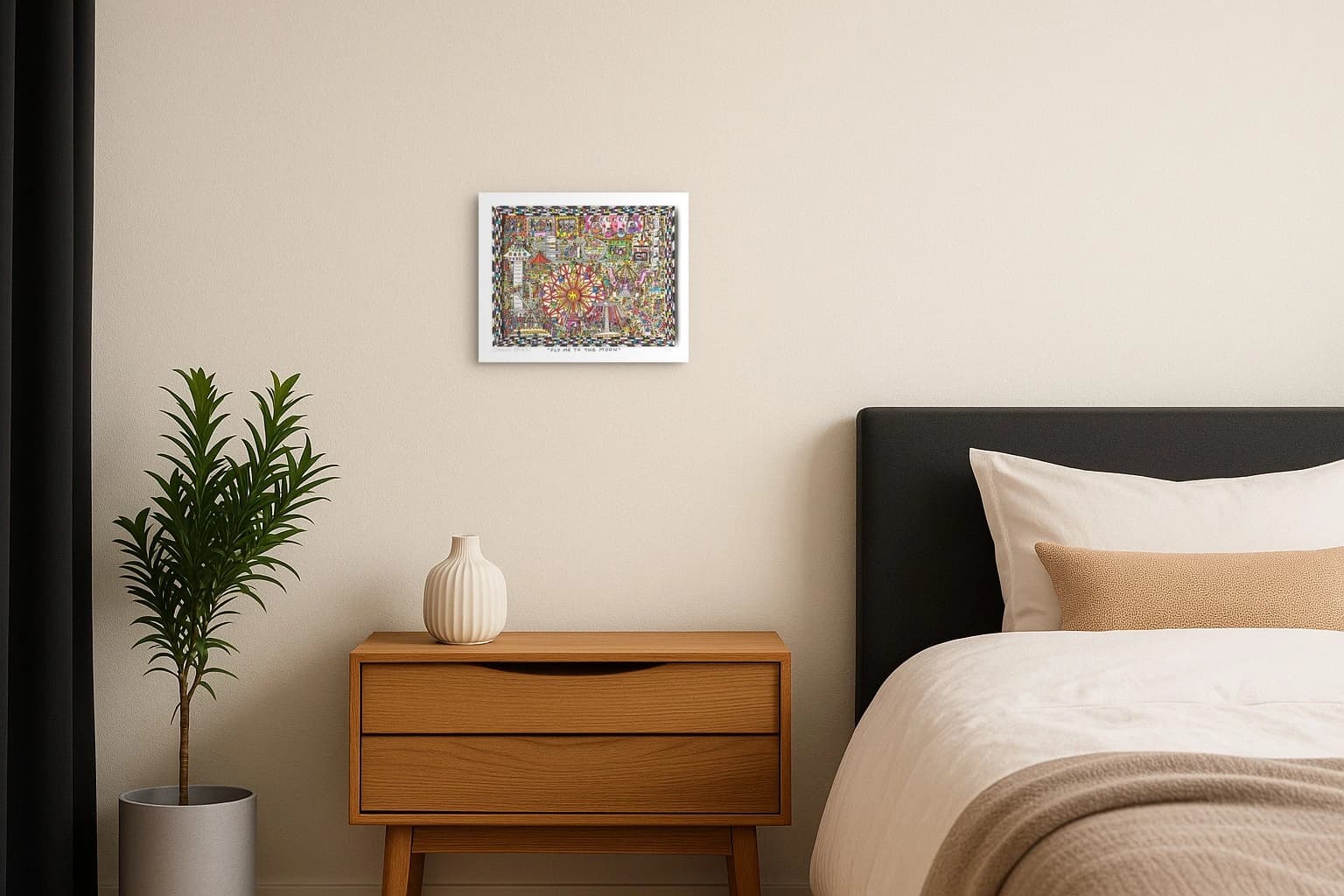 Buntes Jahrmarktbild mit Riesenrad, Karussells und Schriftzug „Fly Me To The Moon“, als Kunstwerk an der Wand eines Schlafzimmers.