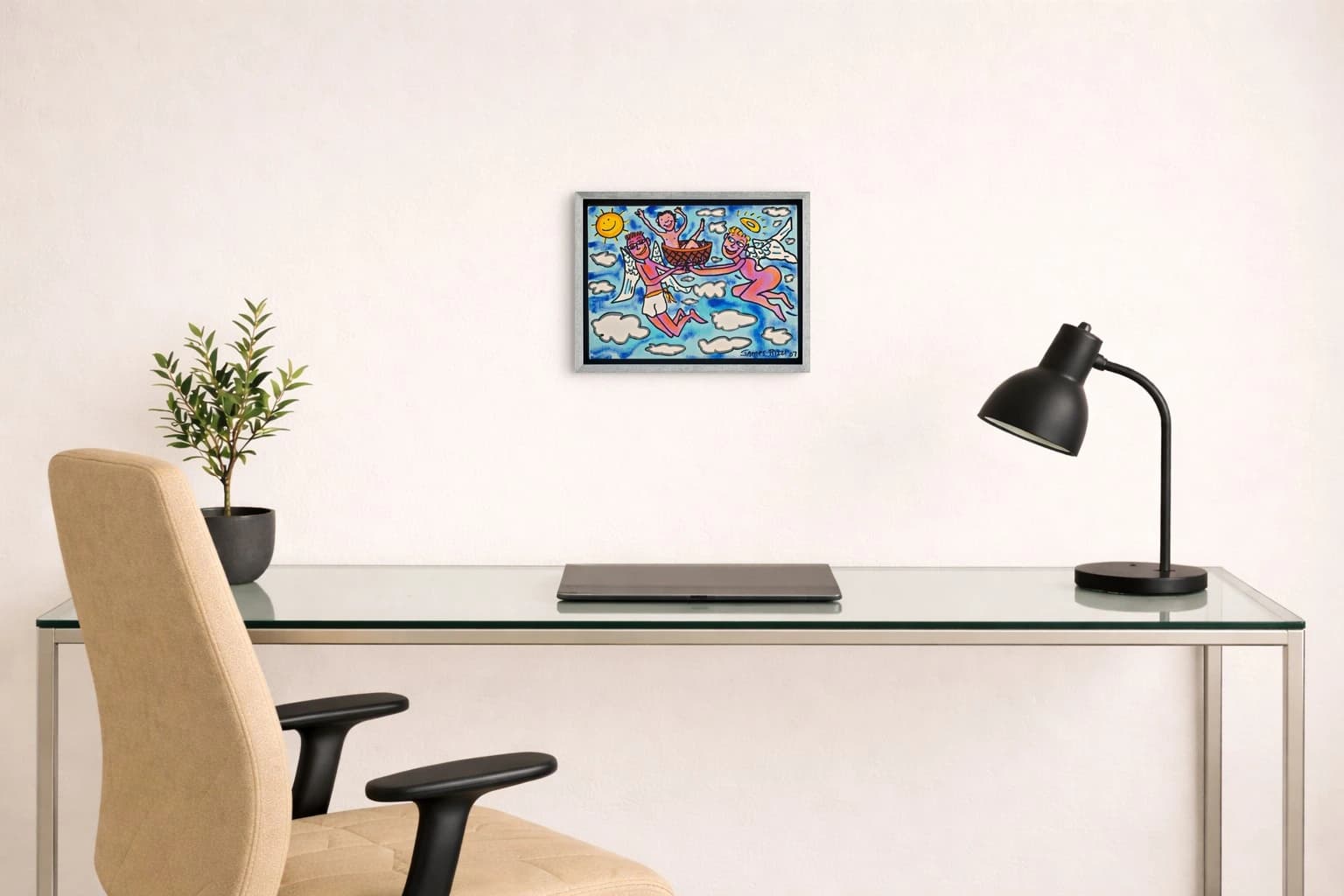 Drei Engel schweben mit einer Schale zwischen Wolken, Sonne links und blauem Himmel, als Kunstwerk an der Wand eines Raums.