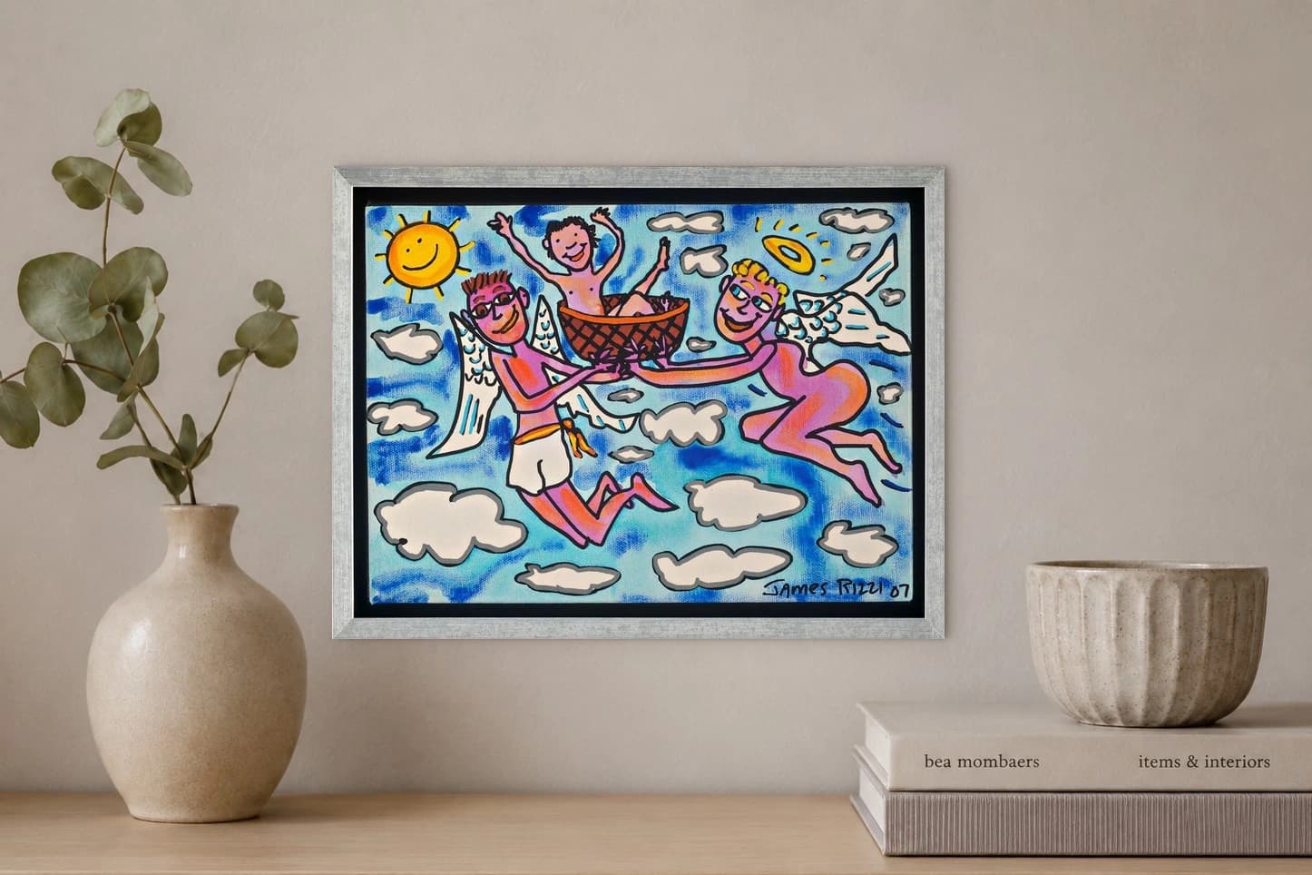 Drei Engel schweben mit einer Schale zwischen Wolken und Sonne im Bild, als Kunstwerk an der Wand eines hellen Raums.