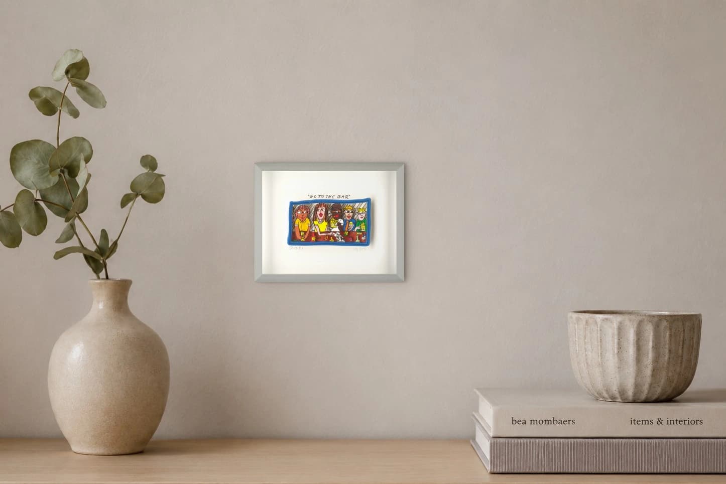 Vier Comicfiguren sitzen an einer Bar mit „GO TO THE BAR“, als Kunstwerk an der Wand eines hellen Raums.