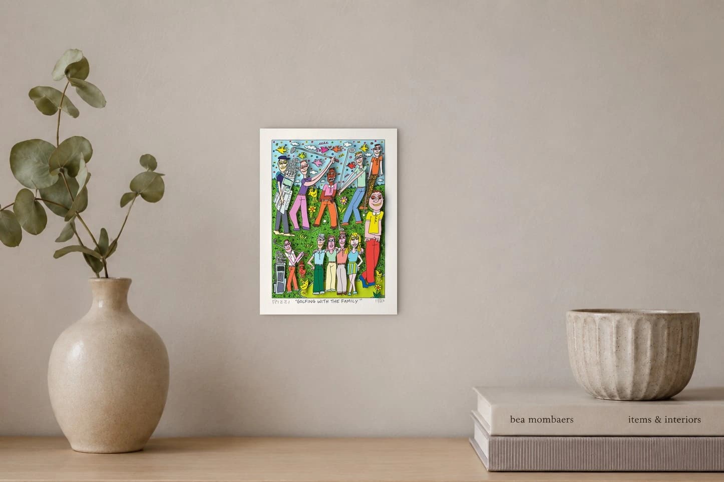 Bunte Golferfamilie mit Schlägern, Vögeln, Blumen und Wagen auf dem Golfplatz, als Kunstwerk an der Wand eines hellen Raums.